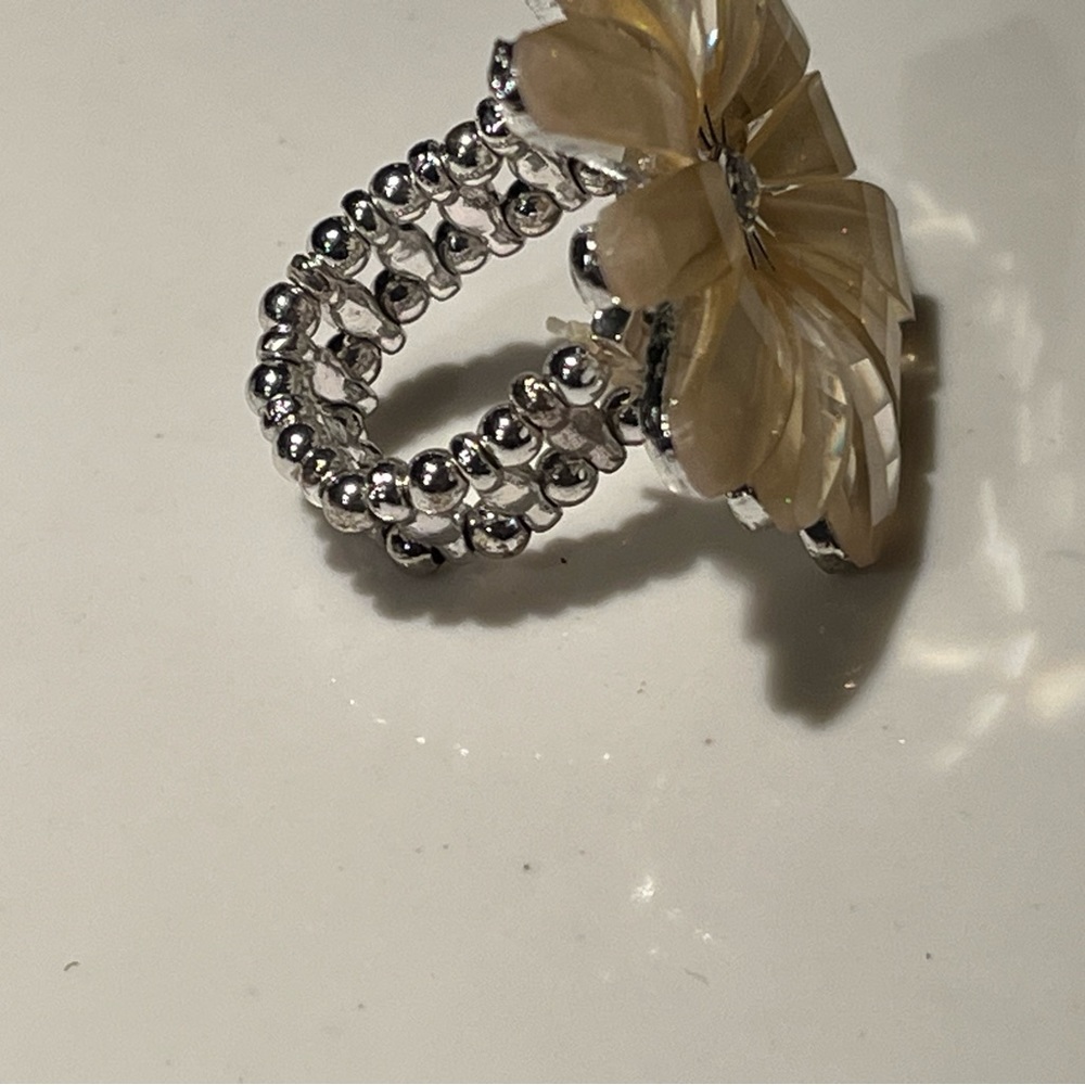 NWOT pale yellow round flower shaped ring with center stone on elastic band. - Picture 9 of 9